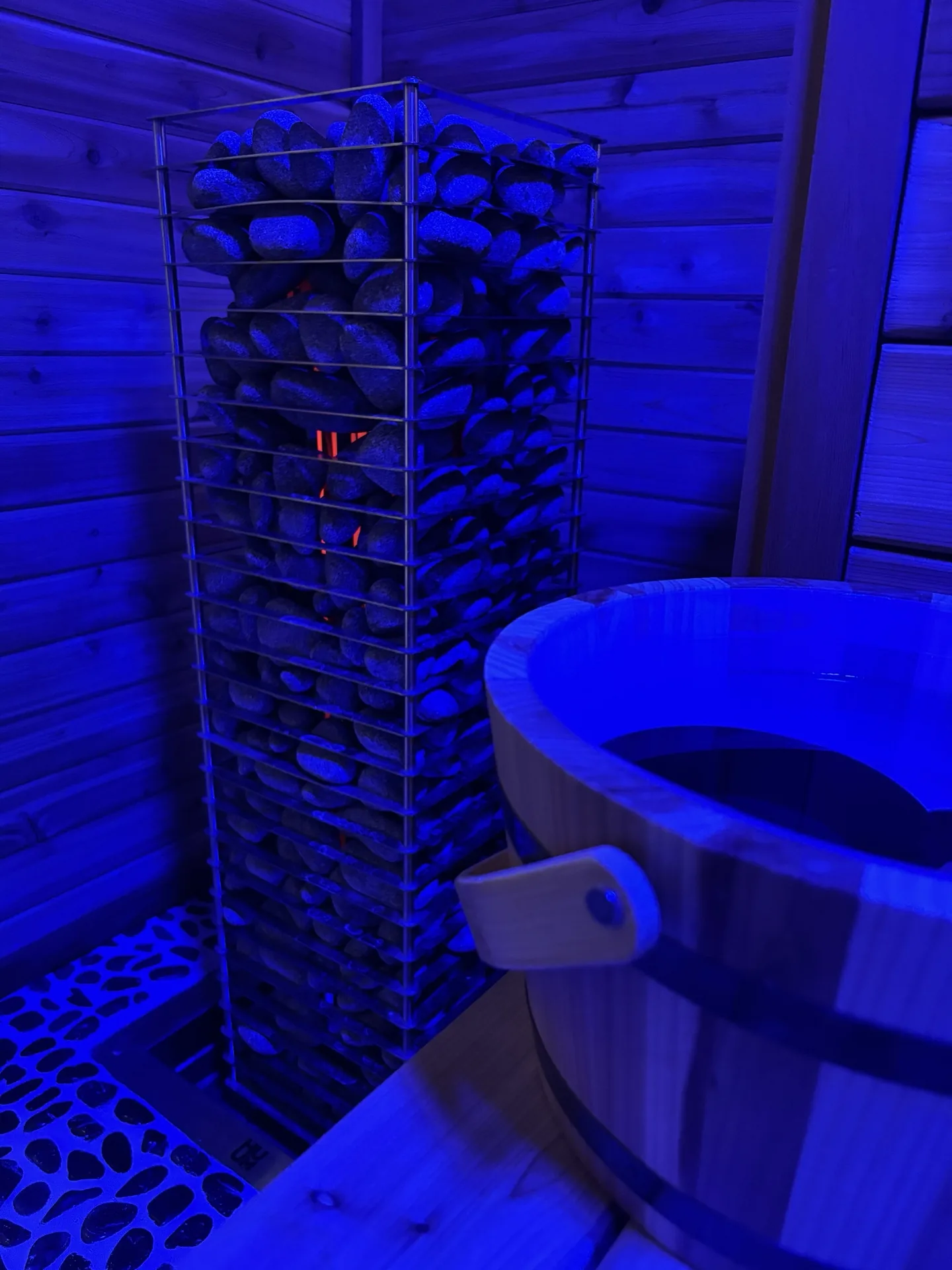 HUUM Cliff heater with volcanic stones under blue chromotherapy light