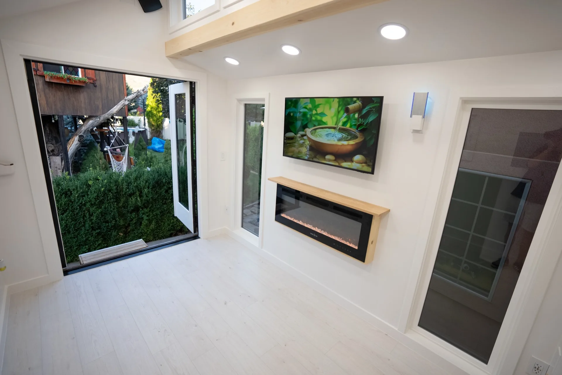 Climate lounge with glass doors open to garden